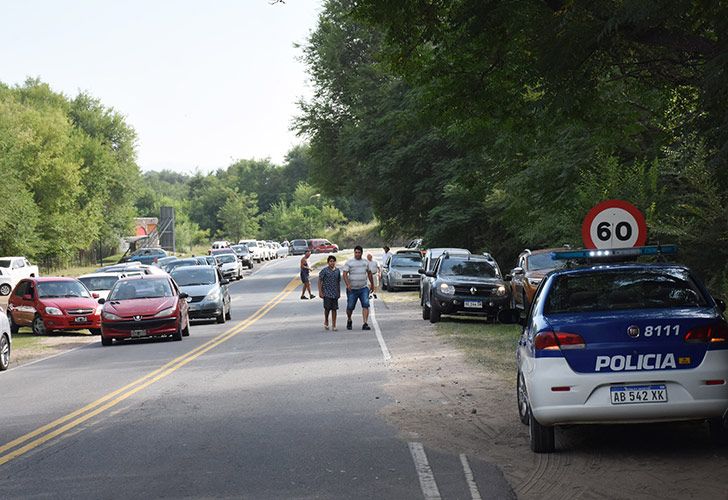 Cuatro heridos graves al volcar un micro en el camino de las Altas Cumbres en Córdoba.