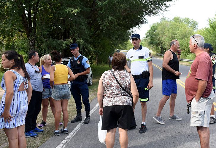 Cuatro heridos graves al volcar un micro en el camino de las Altas Cumbres en Córdoba.