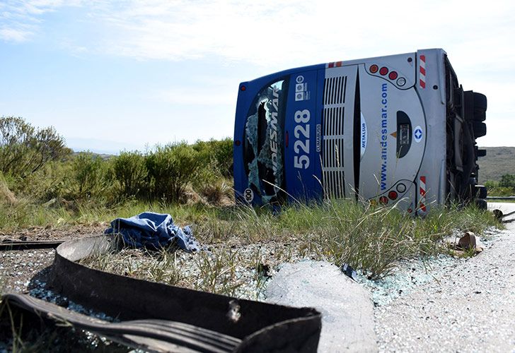 Cuatro heridos graves al volcar un micro en el camino de las Altas Cumbres en Córdoba.