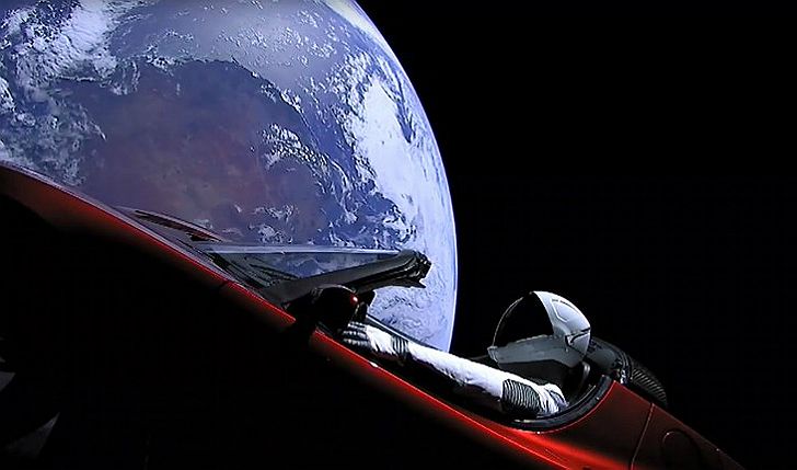 Un auto eléctrico de la marca Tesla viaja a Marte dentro del cohete "Falcon Heavy".