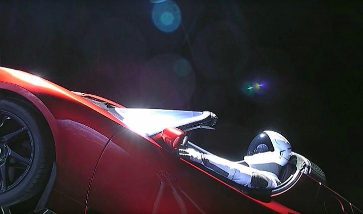 Un auto eléctrico de la marca Tesla viaja a Marte dentro del cohete "Falcon Heavy".