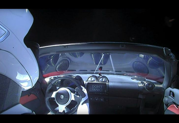 Un auto eléctrico de la marca Tesla viaja a Marte dentro del cohete "Falcon Heavy".