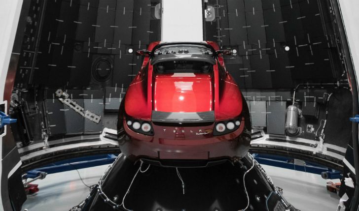 Un auto eléctrico de la marca Tesla viaja a Marte dentro del cohete "Falcon Heavy".