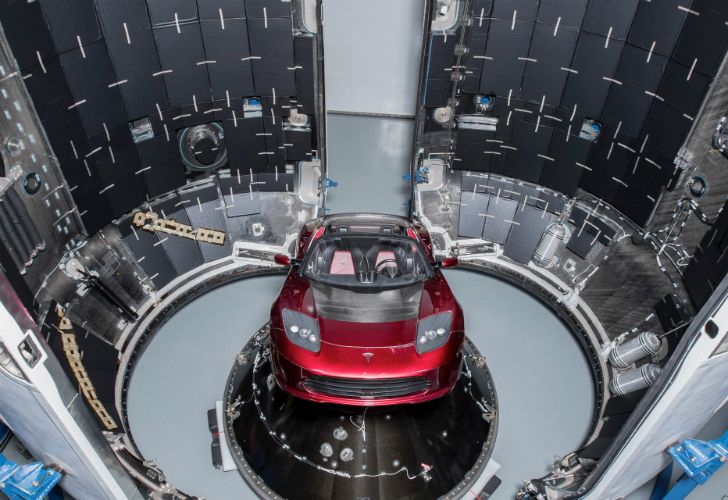 Un auto eléctrico de la marca Tesla fue lanzado al espacio dentro del cohete "Falcon Heavy".