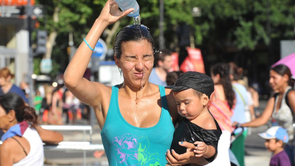 Ante el agobiante calor, los grupos de riesgo deben tener mayores cuidados: ropa clara, fresca y líquido siempre a mano.