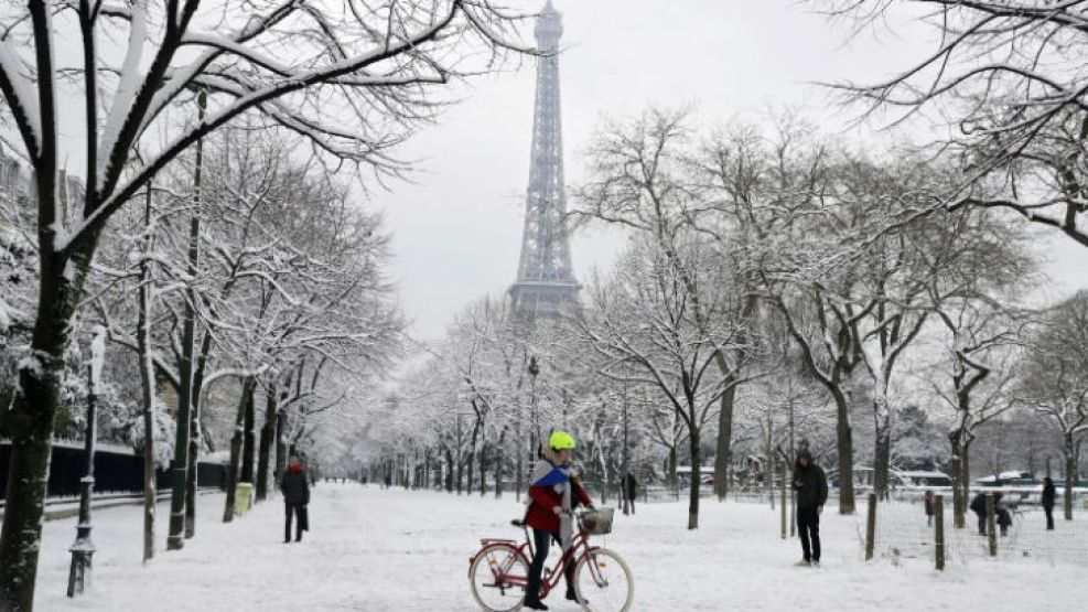 La Tour Eiffel rodeada de nieve.