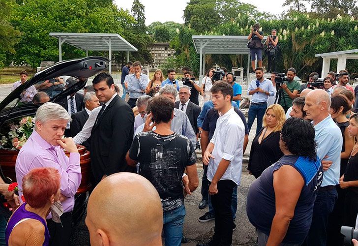 Finalizado el velorio de la periodista Débora Pérez Volpin en la Legislatura porteña, sus restos fueron llevados al cementerio de la Chacarita.