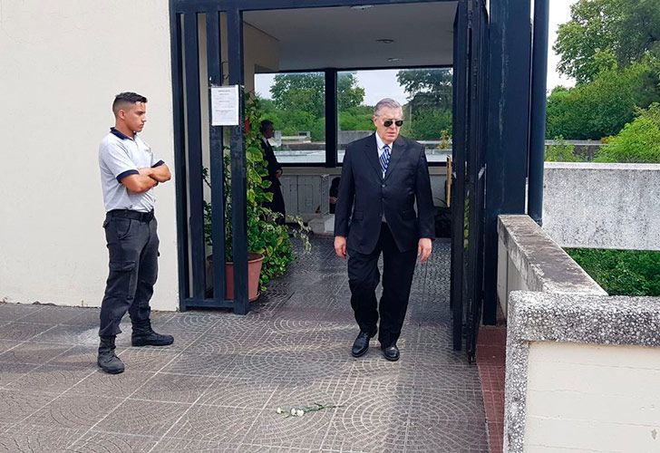 Santo Biasatti asistió al velatorio de Débora Pérez Volpin y acompañó al esposo de la periodista, Enrique Sacco, en este difícil momento.