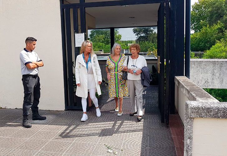 Familiares y amigos despiden a Débora Pérez Volpin en el cementerio de la Chacarita