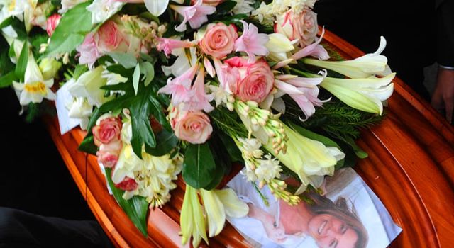 Traslado del cuerpo de Débora Pérez Volpin al cementerio de Chacarita, en el camino se detuvieron en las puertas de TN.