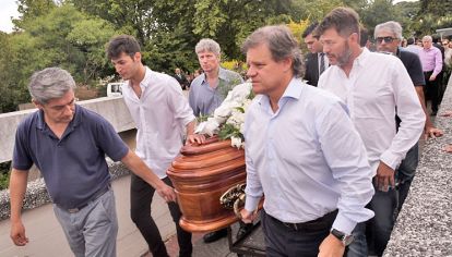 Unidos. De blanco, Agustín y Marcelo Funes –hijo y ex marido de Débora–, y Enrique Sacco, actual pareja de la periodista. Ella había cumplido 50 años hace diez días.