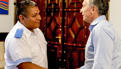Respaldo. Tras ser procesado y embargado, Macri recibió al agente en la Rosada.