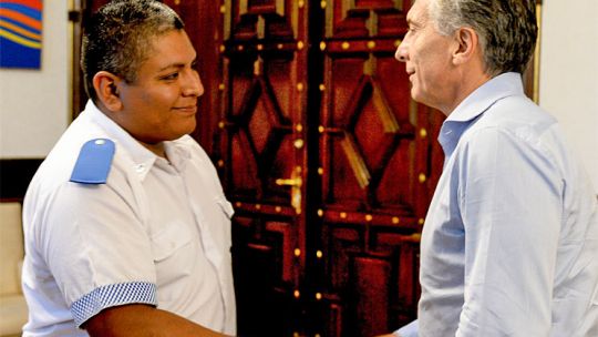 Respaldo. Tras ser procesado y embargado, Macri recibió al agente en la Rosada.