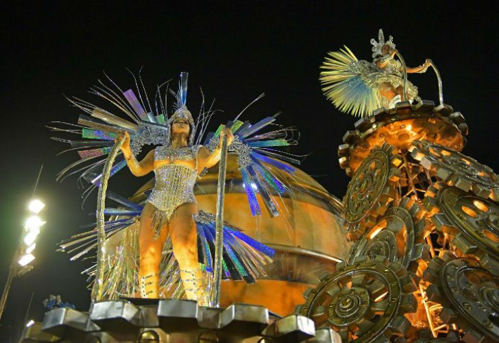 El carnaval de Río de Janeiro. Bailarinas de la escuela de samba Vila Isabel. 