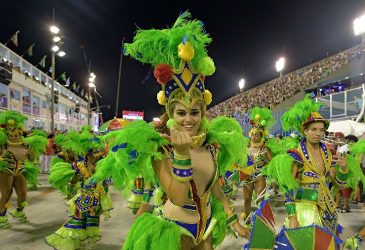 El carnaval de Río de Janeiro. Bailarines de la escuela de samba Grande Rio.