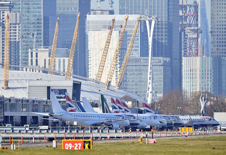 El hallazgo de una bomba de la II Guerra Mundial obliga a cerrar el aeropuerto de Londres