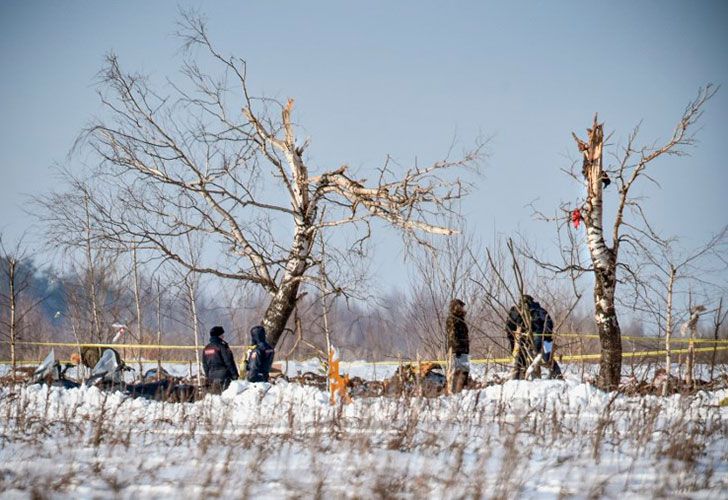 Los equipos de rescate no lo han tenido fácil para llegar a la zona del accidente por la nieve acumulada en el lugar. 