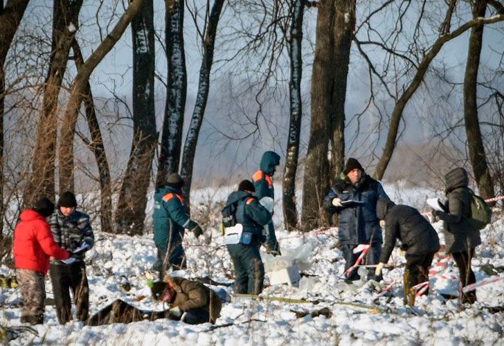 Los rescatistas del Ministerio de Emergencia de Rusia trabajan en el lugar de un accidente aéreo en el distrito Ramensky, en las afueras de Moscú