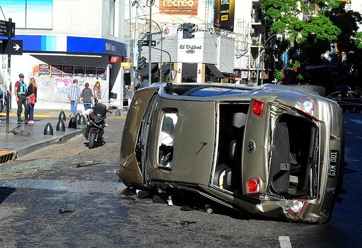 Buenos Aires: Cinco jóvenes detenidos tras una persecución y choque en Villa Crespo, previo al incidente evadieron un control policial en Agronomía donde fueron perseguidos por varios móviles y terminaron chocando contra un taxi, un kiosco de diarios y volcaron.