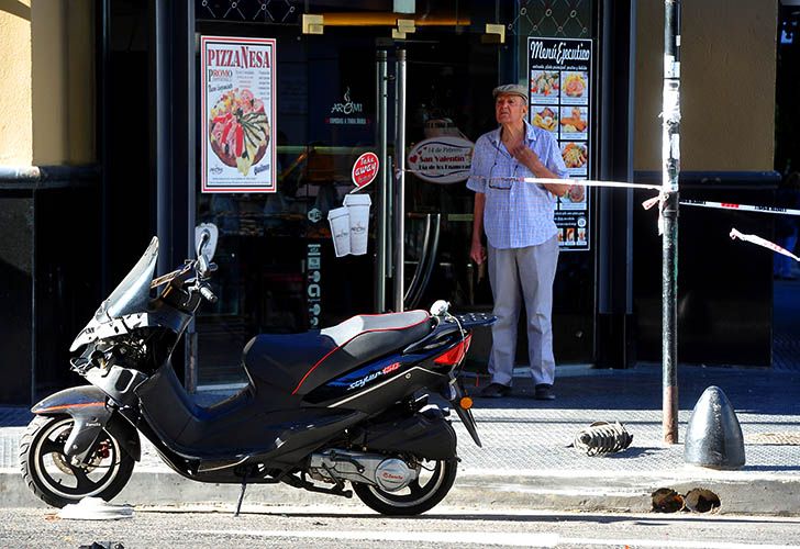 Buenos Aires: Cinco jóvenes detenidos tras una persecución y choque en Villa Crespo, previo al incidente evadieron un control policial en Agronomía donde fueron perseguidos por varios móviles y terminaron chocando contra un taxi, un kiosco de diarios y volcaron.