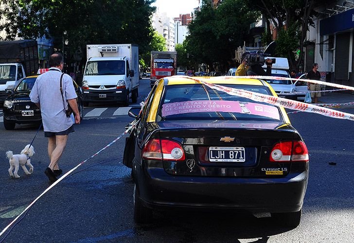 Buenos Aires: Cinco jóvenes detenidos tras una persecución y choque en Villa Crespo, previo al incidente evadieron un control policial en Agronomía donde fueron perseguidos por varios móviles y terminaron chocando contra un taxi, un kiosco de diarios y volcaron.