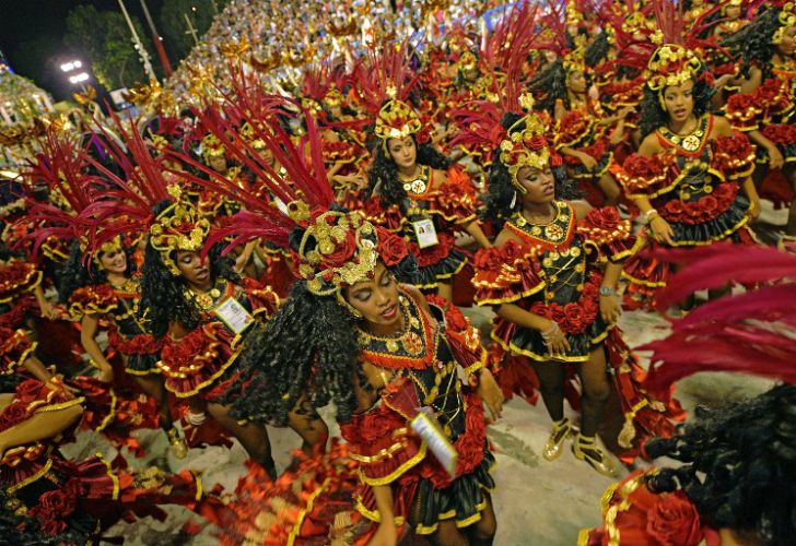 La comparsa Beija Flor se coronó campeona del carnaval de Río de Janeiro por su desfile con críticas a la corrupción y la violencia desenfrenada.
