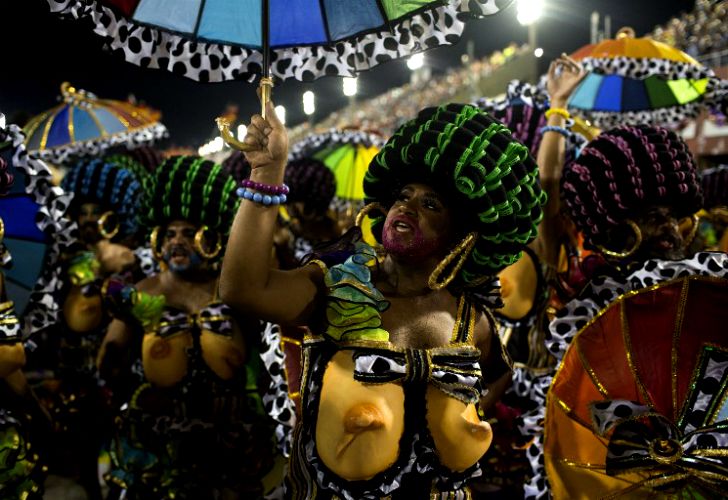 La comparsa Beija Flor se coronó campeona del carnaval de Río de Janeiro por su desfile con críticas a la corrupción y la violencia desenfrenada.