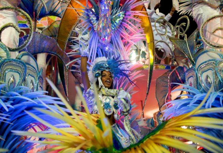 La comparsa Beija Flor se coronó campeona del carnaval de Río de Janeiro por su desfile con críticas a la corrupción y la violencia desenfrenada.
