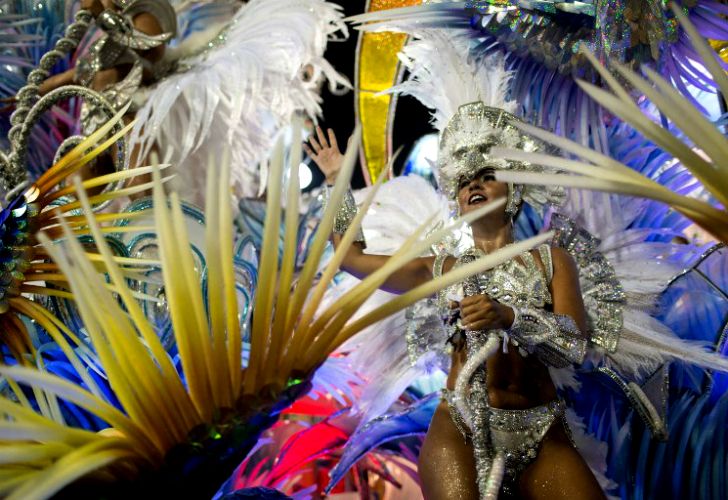 La comparsa Beija Flor se coronó campeona del carnaval de Río de Janeiro por su desfile con críticas a la corrupción y la violencia desenfrenada.