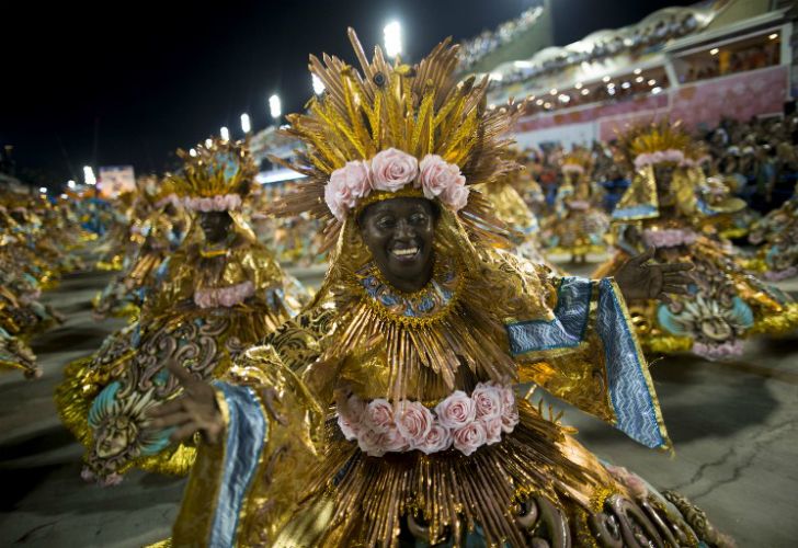 La comparsa Beija Flor se coronó campeona del carnaval de Río de Janeiro por su desfile con críticas a la corrupción y la violencia desenfrenada.