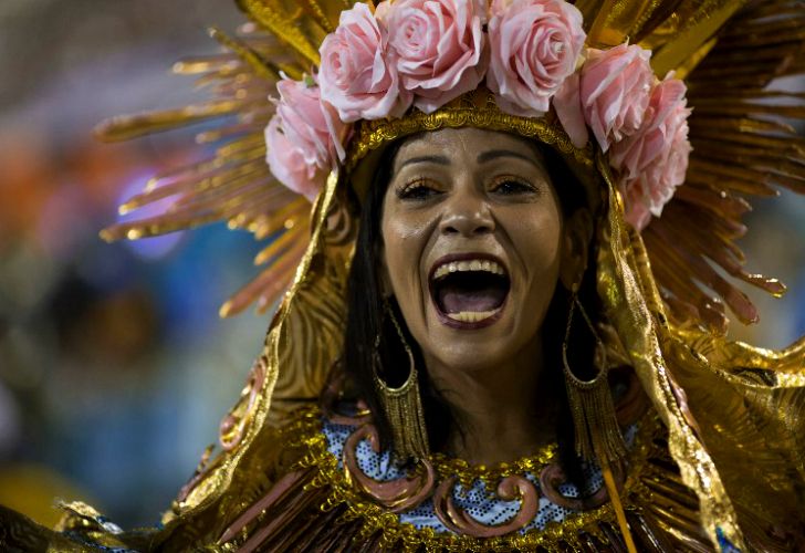 La comparsa Beija Flor se coronó campeona del carnaval de Río de Janeiro por su desfile con críticas a la corrupción y la violencia desenfrenada.