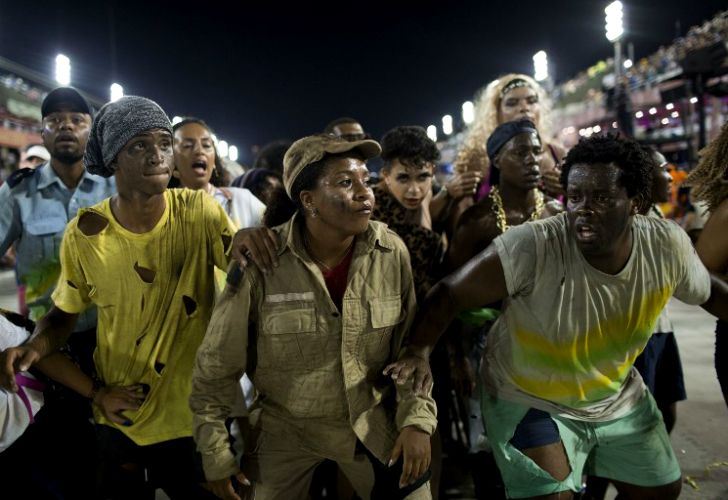 La comparsa Beija Flor se coronó campeona del carnaval de Río de Janeiro por su desfile con críticas a la corrupción y la violencia desenfrenada.