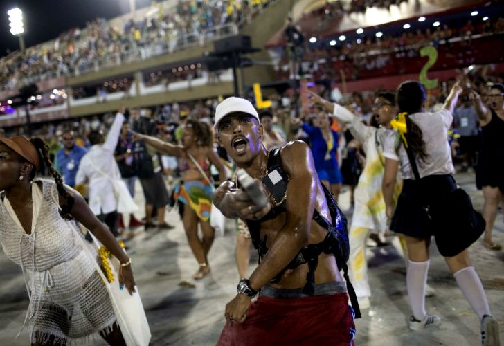 La comparsa Beija Flor se coronó campeona del carnaval de Río de Janeiro por su desfile con críticas a la corrupción y la violencia desenfrenada.