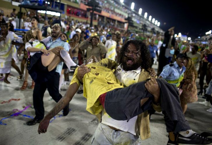 La comparsa Beija Flor se coronó campeona del carnaval de Río de Janeiro por su desfile con críticas a la corrupción y la violencia desenfrenada.