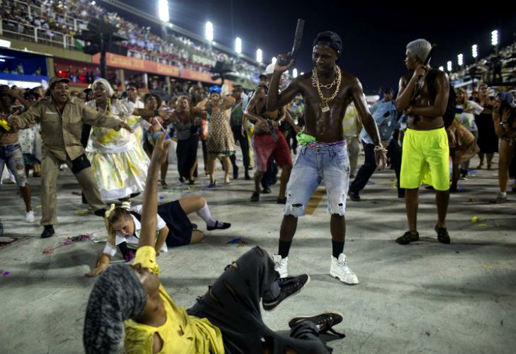 La comparsa Beija Flor se coronó campeona del carnaval de Río de Janeiro por su desfile con críticas a la corrupción y la violencia desenfrenada.