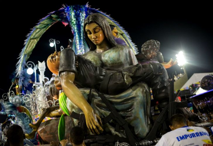 La comparsa Beija Flor se coronó campeona del carnaval de Río de Janeiro por su desfile con críticas a la corrupción y la violencia desenfrenada.