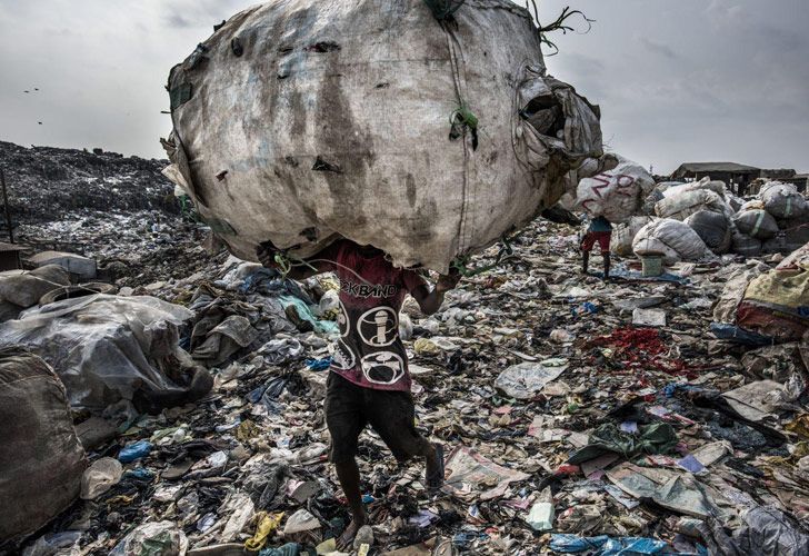 Wasteland- El baldio. Los humanos están produciendo más desechos que nunca antes. Las diferencias entre los sistemas de gestión de residuos documentados entre 2016 y 2017 en Yakarta, Tokio, Lagos, Nueva York, Sao Paulo y Amsterdam investigan cómo las sociedades administran (o administran incorrectamente) sus residuos. Kadir van Lohuizen