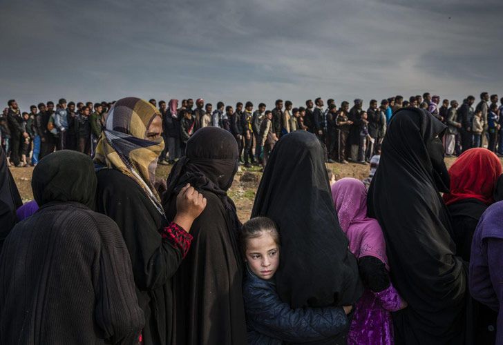 The Battle for Mosul - La batalla por Mosul. El irlandés Ivor Prickett tomó una instantánea de civiles que se habían quedado en el oeste de Mosul después de la batalla para tomar la línea de la ciudad en busca de ayuda en el barrio de Mamun.