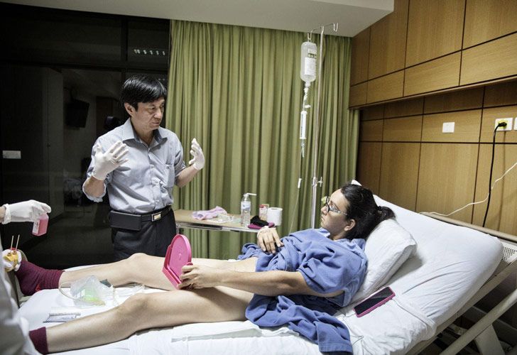 More Than a Woman – Más que una mujer: En esta fotografía de Giulio Di Struco, el Dr. Suporn Watanyusakul muestra a la paciente Olivia Thomas su nueva vagina después de la cirugía de reasignación de género en un hospital en Chonburi, cerca de Bangkok, Tailandia.