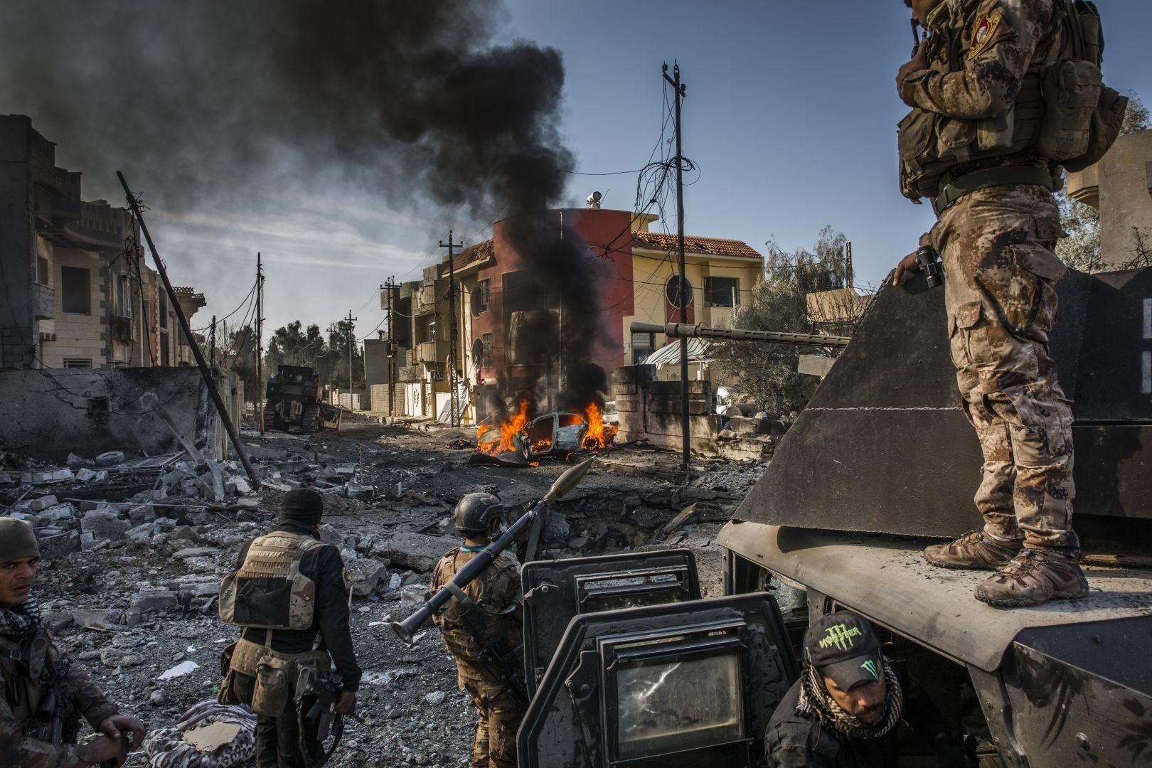 The Battle for Mosul / La batalla por Mosul: a principios de julio, después de meses de lucha, el gobierno iraquí declaró que la ciudad de Mosul había sido liberada completamente de ISIS, aunque el conflicto continuó en algunos puntos de la ciudad. Miles de civiles murieron durante la batalla por Mosul, mientras que grandes áreas de la ciudad quedaron en ruinas. 