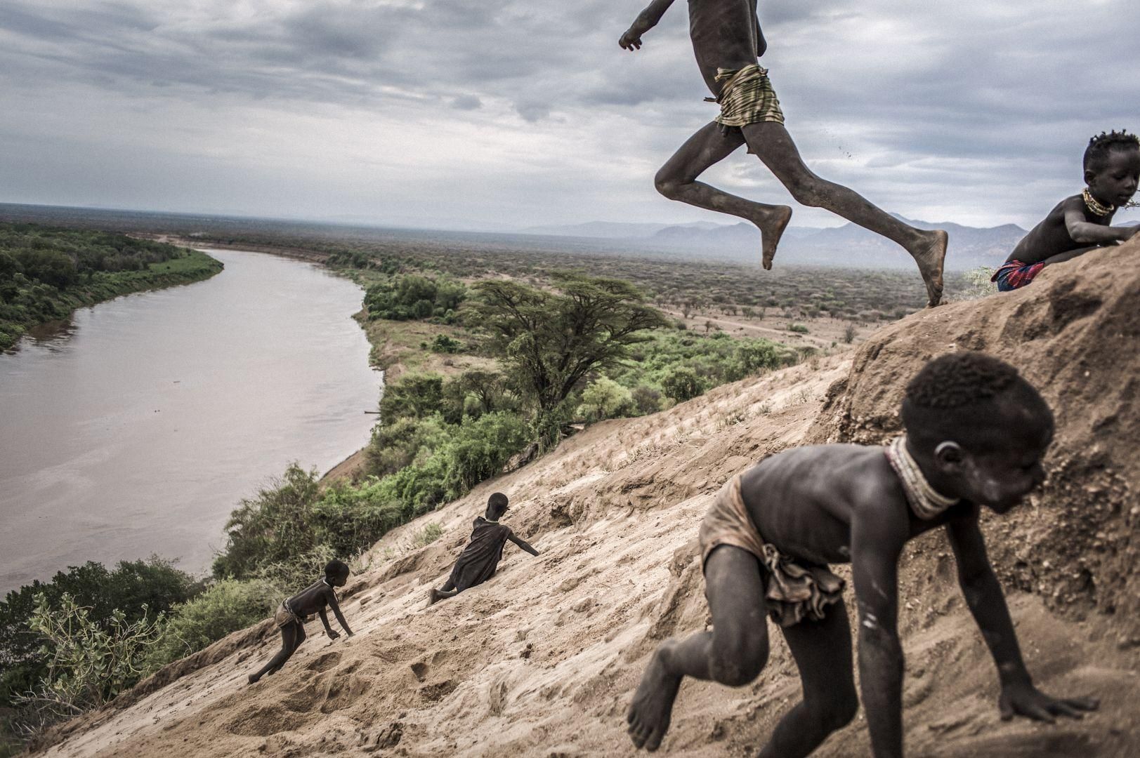 Omo Change – Cambio Omo. La región del Valle de Omo, en Etiopía, es un entorno natural extremadamente frágil que alberga a unos 200.000 habitantes de diversos grupos étnicos. Esta zona está cambiando rápidamente como resultado de la construcción de la presa Gibe III, que está teniendo un severo impacto ambiental y socioeconómico en la región. 