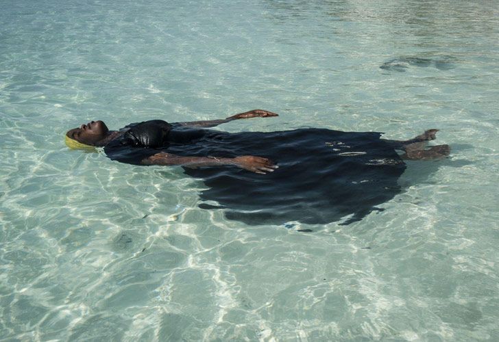 Finding Freedom in the Water – Encontrando la libertad en el agua. Tradicionalmente, las niñas del archipiélago de Zanzíbar se ven desanimadas de aprender a nadar. El Proyecto Panje ofrece oportunidades para que las mujeres y niñas de la localidad aprendan a nadar con trajes de baño completos, para que puedan entrar al agua sin comprometer sus creencias culturales o religiosas. 