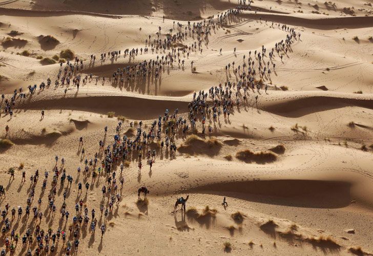 Marathon des Sables – Maratón de Sables. Corredores en la Maratón de Sables (La Maratón de las Arenas), Desierto del Sahara, Marruecos, que comenzó el 9 de abril.