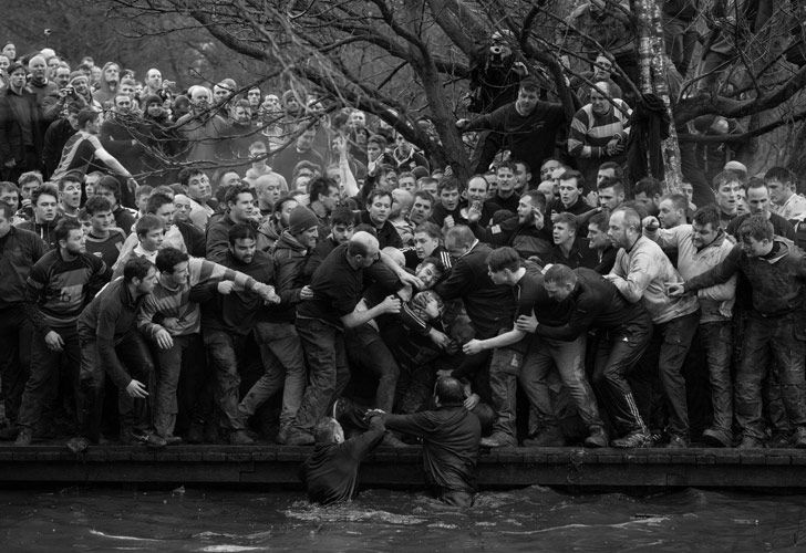 Royal Shrovetide Football: miembros de los equipos contrarios, los Up’ards y Down’ards, luchan por el balón durante el histórico partido anual Royal Shrovetide Football Match en Ashbourne, Derbyshire, Reino Unido.