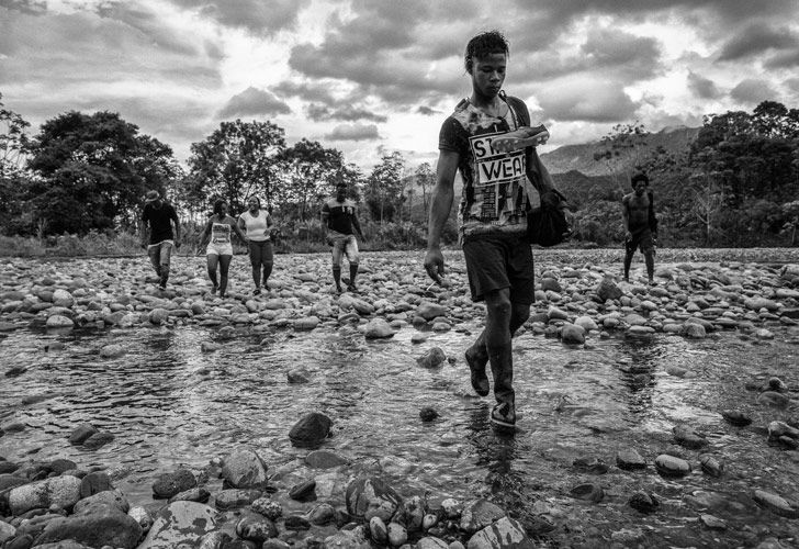 Peace Football Club – La Paz Fútbol Club. Las Fuerzas Armadas Revolucionarias de Colombia (FARC), que han dejado las armas tras más de 50 años de conflicto en Colombia, se está transformando en un nuevo partido político y aspira a crear un club de fútbol profesional, compuesto por víctimas del conflicto y ex rebeldes. 