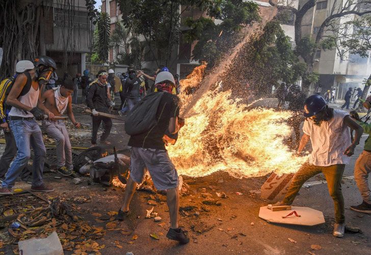 Demonstrator Catches Fire – El manifestante se incendia: un manifestante se prende fuego después de que el tanque de gasolina de una motocicleta policial explote, durante una protesta contra el presidente venezolano Nicolás Maduro, en Caracas. 