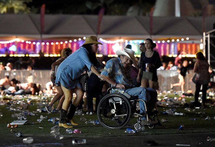 Massacre in Las Vegas – Masacre en Las Vegas. 58 personas murieron y más de 500 resultaron heridas después de que Stephen Paddock abriera fuego contra una multitud de más de 20.000 espectadores en el festival de música country de Route 91 Harvest en el Mandalay Bay Resort and Casino en Las Vegas, Nevada, Estados Unidos. 