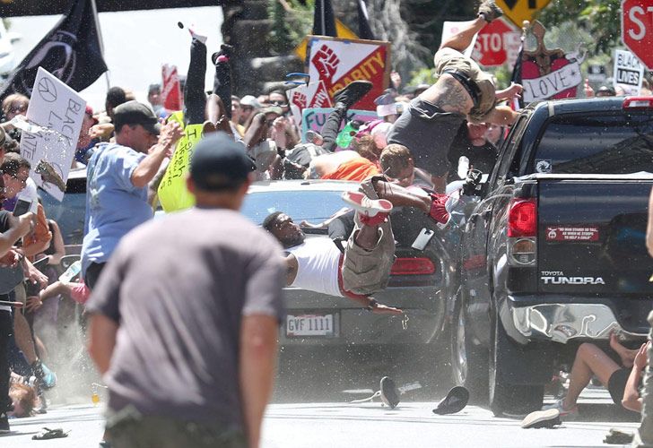 Car Attack – Ataque de automóvil. La gente es arrojada al aire mientras un auto se arrastra hacia un grupo de manifestantes que se manifiestan en contra del mitin Unite the Right en Charlottesville, Virginia, Estados Unidos. 