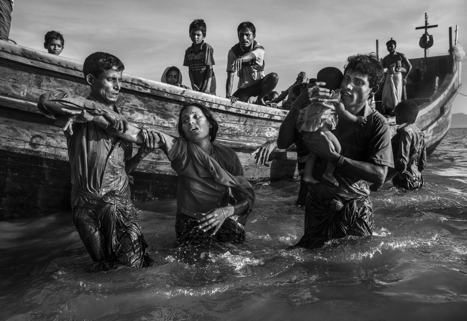 Rohinya Refugees Flee Into Bangladesh to Escape Ethnic Cleansing – Refugiados rohingyas huyen a Bangladesh para escapar de la limpieza étnica: las “operaciones de limpieza” contra los musulmanes rohingya en Myanmar llevadas a cabo por el ejército birmano condujeron a cientos de miles de refugiados huyendo a Bangladesh a pie o en barco. Muchos murieron en el intento.