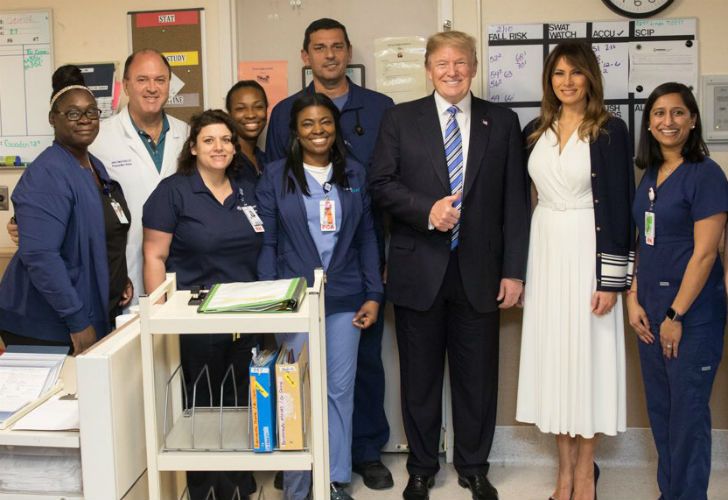 El presidente Donald Trump y su esposa Melania visitaron a los heridos del tiroteo en Florida. Además, se reunieron con el personal médico que los asiste.